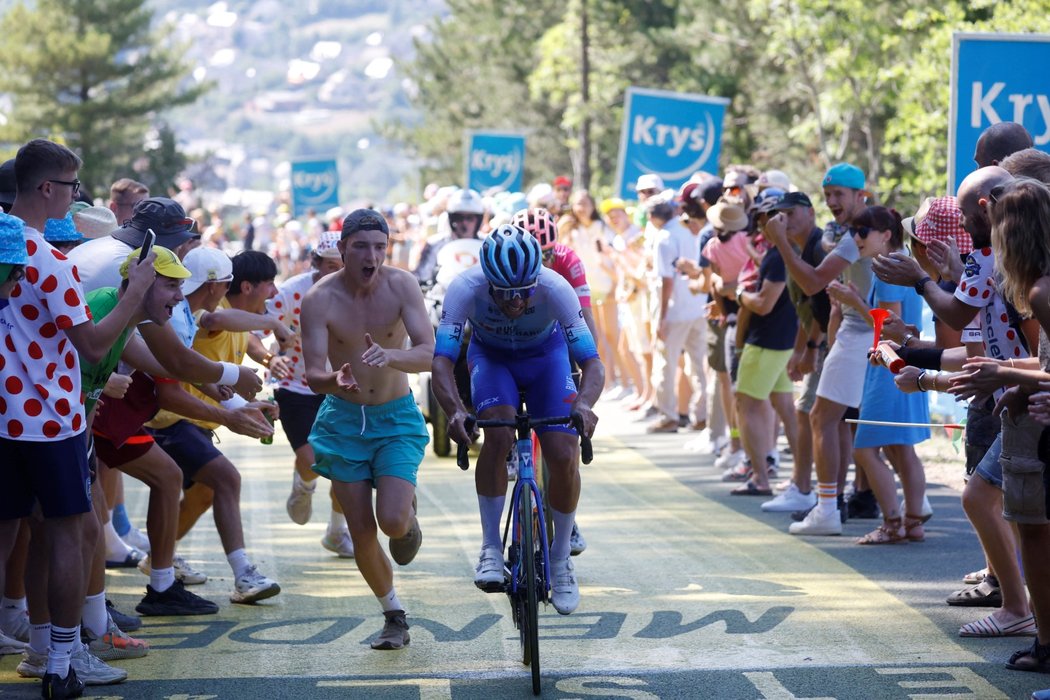 Michael Matthews v závěru divoké čtrnácté etapy na Tour de France, kterou v úžasném závěru vyhrál