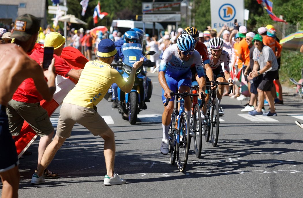 Závěr etapy na Tour de France, kde blízko trati povzbuzovalo velké množství fanoušků