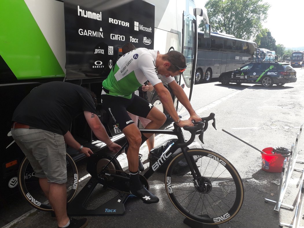 Roman Kreuziger se po 13. etapě Tour de France vyjíždí na ergometru.