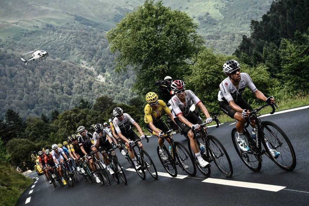 Cyklisté při stoupání na Tourmalet