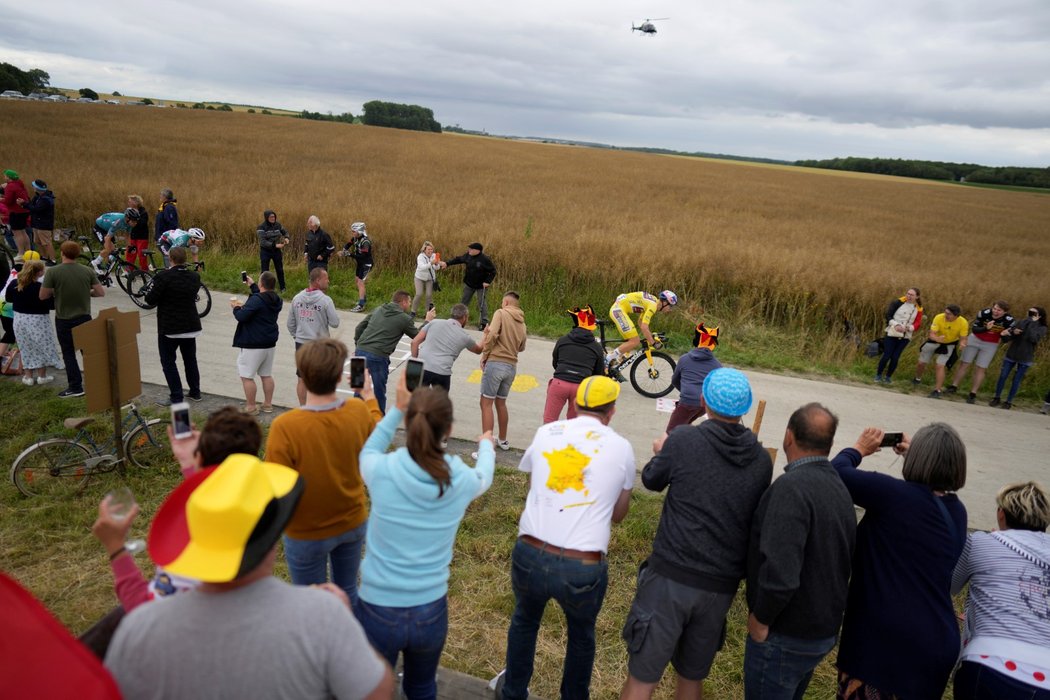 Fanoušci přihlížejí jízdě Wouta Van Aerta, průběžného lídra na Tour de France