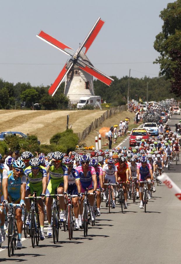 Peleton Tour de France míjí ve čtvrté etapě větrný mlýny Peleton Tour de France míjí ve čtvrté etapě větrný mlýny