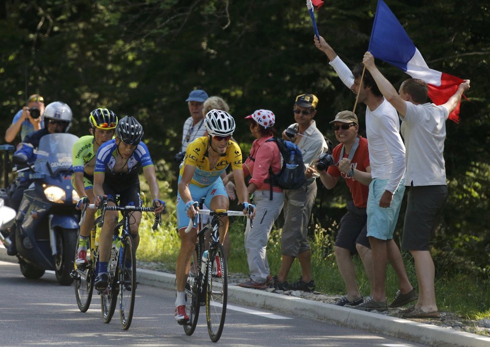 Vedoucí muž Tour Vincenzo Nibali (vpravo) s kolegy v úniku, Leopoldem Königem a Polákem Rafalem Majkou (vzadu)