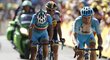 Zklamaný Vincenzo Nibali (vlevo) projíždí cílem 10. etapy Tour de France