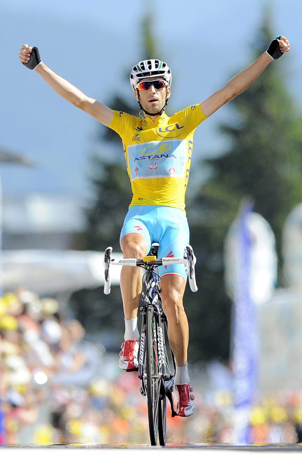 Vincenzo Nibali se raduje z triumfu ve 13. etapě Tour de France