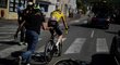 Průběžný lídr na Tour de France, dánský cyklista Jonas Vingegaard, měl v 15. etapě problémy a upadl