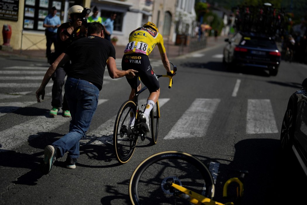 Průběžný lídr na Tour de France, dánský cyklista Jonas Vingegaard, měl v 15. etapě problémy a upadl