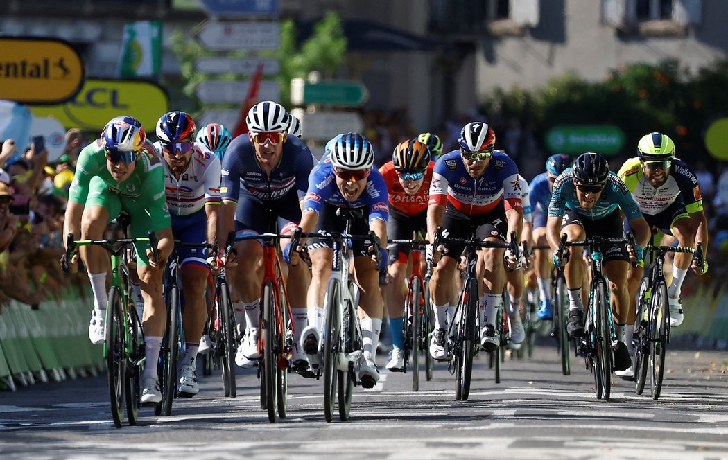 Závěrečný sprint v cíli 15. etapy cyklistické Tour de France