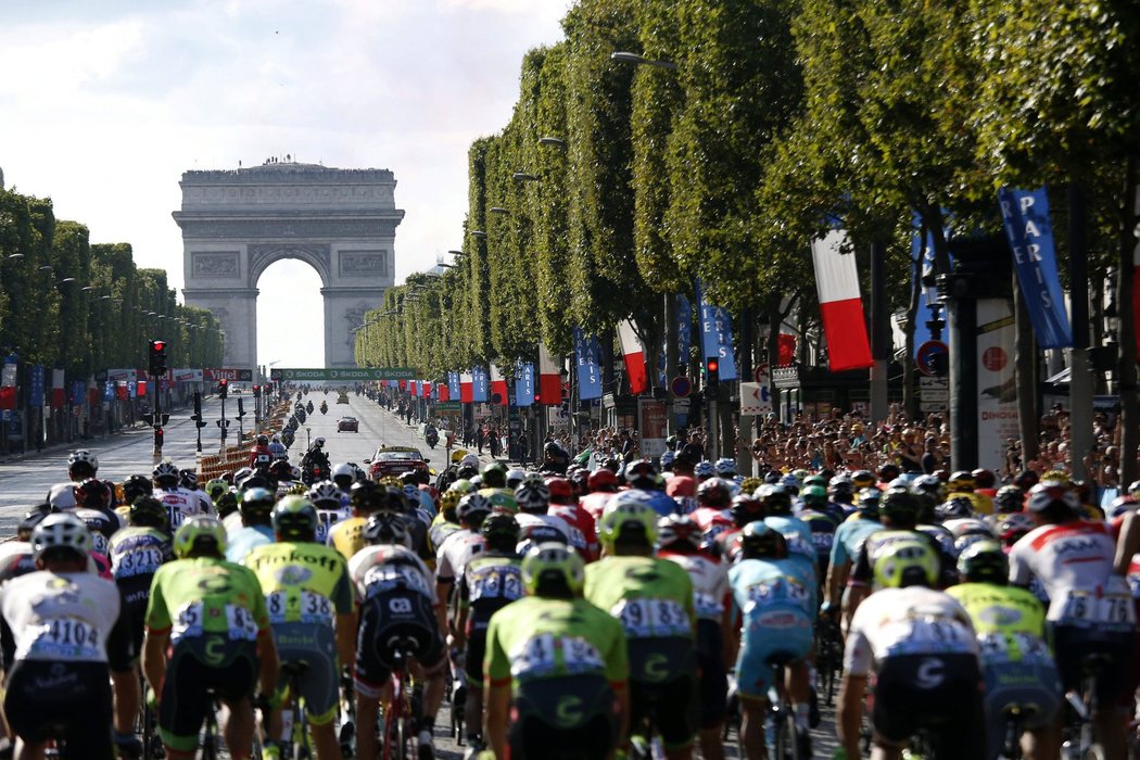 Peloton závodníků Tour de France míří v Paříži k Vítěznému oblouku