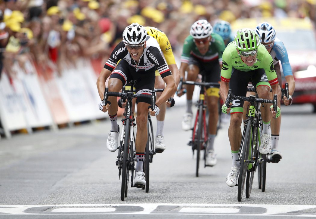 Warren Barguil (vlevo) v těsném finiši 9. etapy Tour de France s Rigobertem Uranem, který nakonec o kousek zvítězil