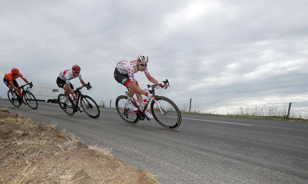 Vpředu Tim Wellens, lídr bodování soutěže o puntíkatý dres, který obdrží nejlepší vrchař na Tour.