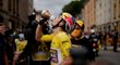 Belgičan Wout Van Aert pije po 6. etapě Tour de France