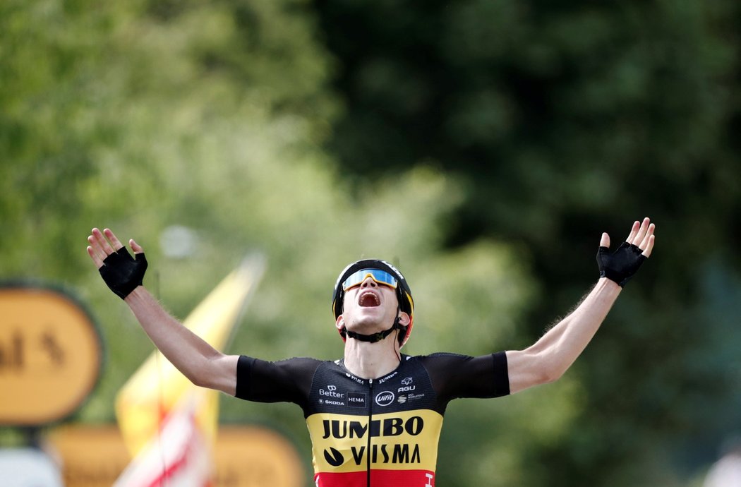 Belgičan Wout van Aert slaví vítězství v 11. etapě Tour de France