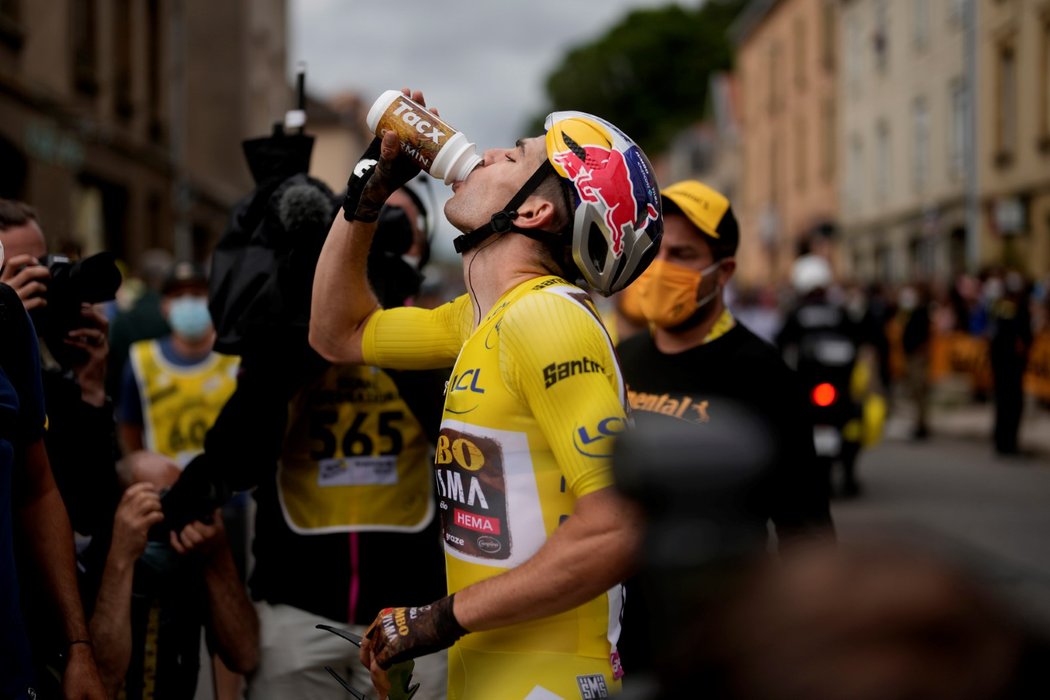 Belgičan Wout Van Aert pije po 6. etapě Tour de France