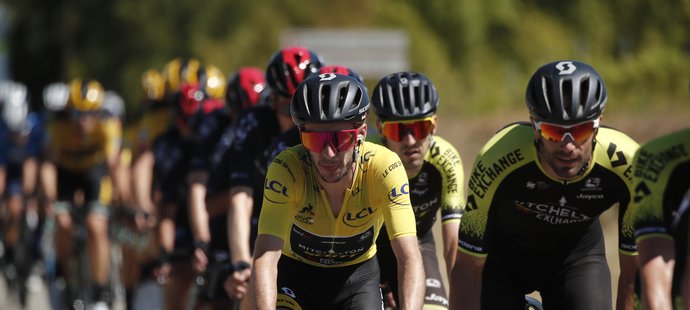 Adam Yates z týmu Mitchelton-Scott jede poprvé v kariéře na Tour de France ve žlutém dresu