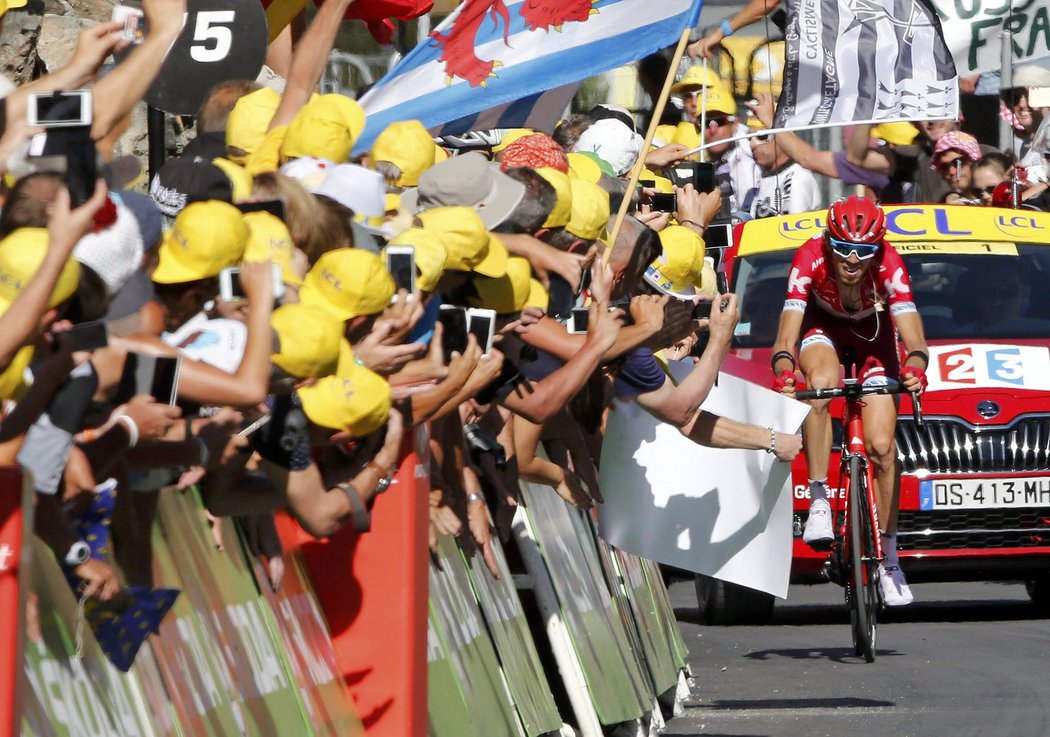 Ruský jezdec Ilnur Zakarin si jede pro prvenství v horské etapě Tour de France