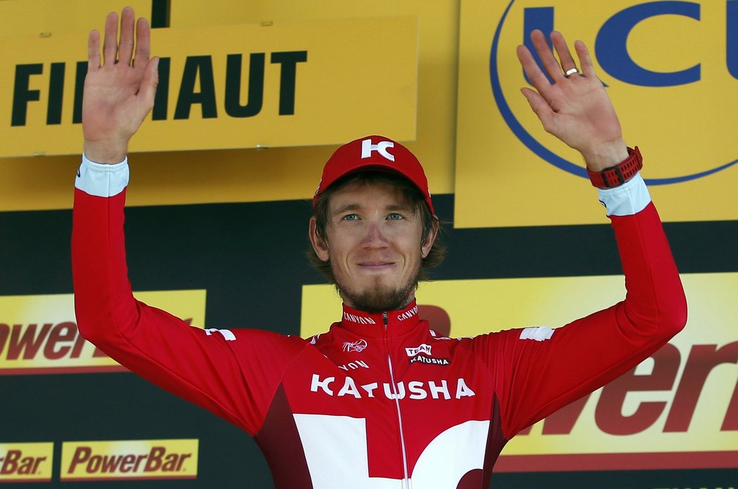 Ruský cyklista Ilnur Zakarin se raduje z prvenství na náročné horské etapě Tour de France