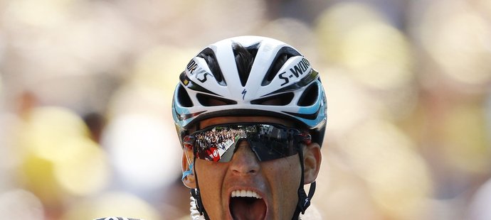 Zdeněk Štybar protíná jako vítěz cílovou pásku šesté etapy Tour de France