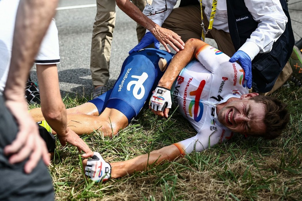 Zraněný Steff Cras trpí po své pádu zaviněném neukázněnými fanoušky na Tour de France