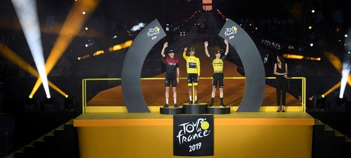 Vítězné pódium pro šampiony Tour de France v roce 2019