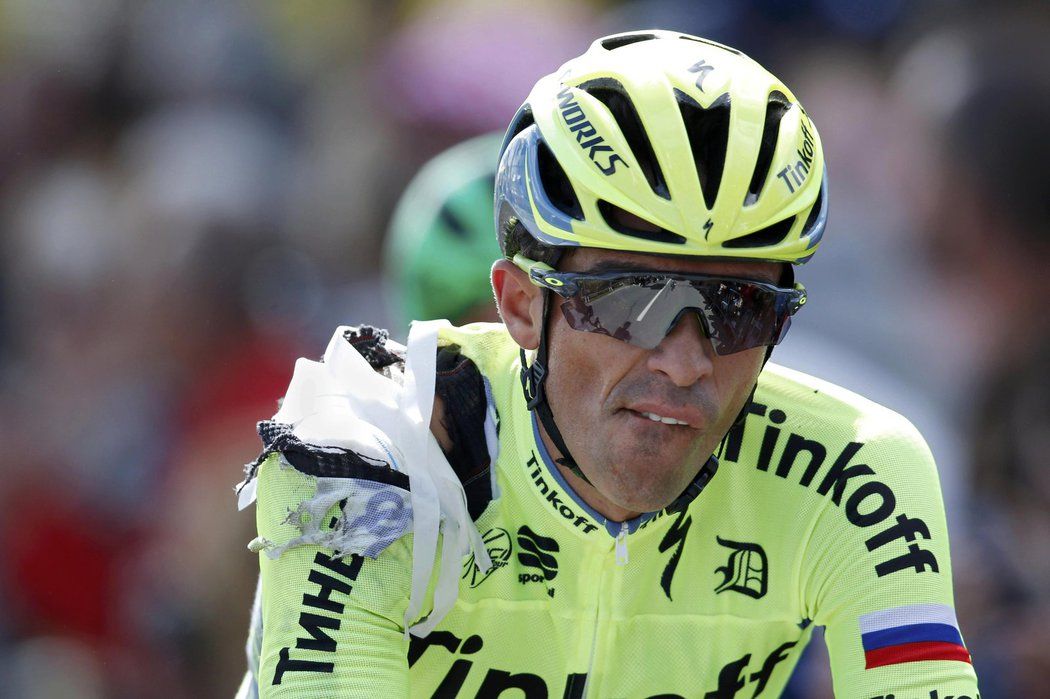 Úvodní etapu 103. ročníku Tour de France dokončil v potrhaném dresu po pádu Španěl Alberto Contador.