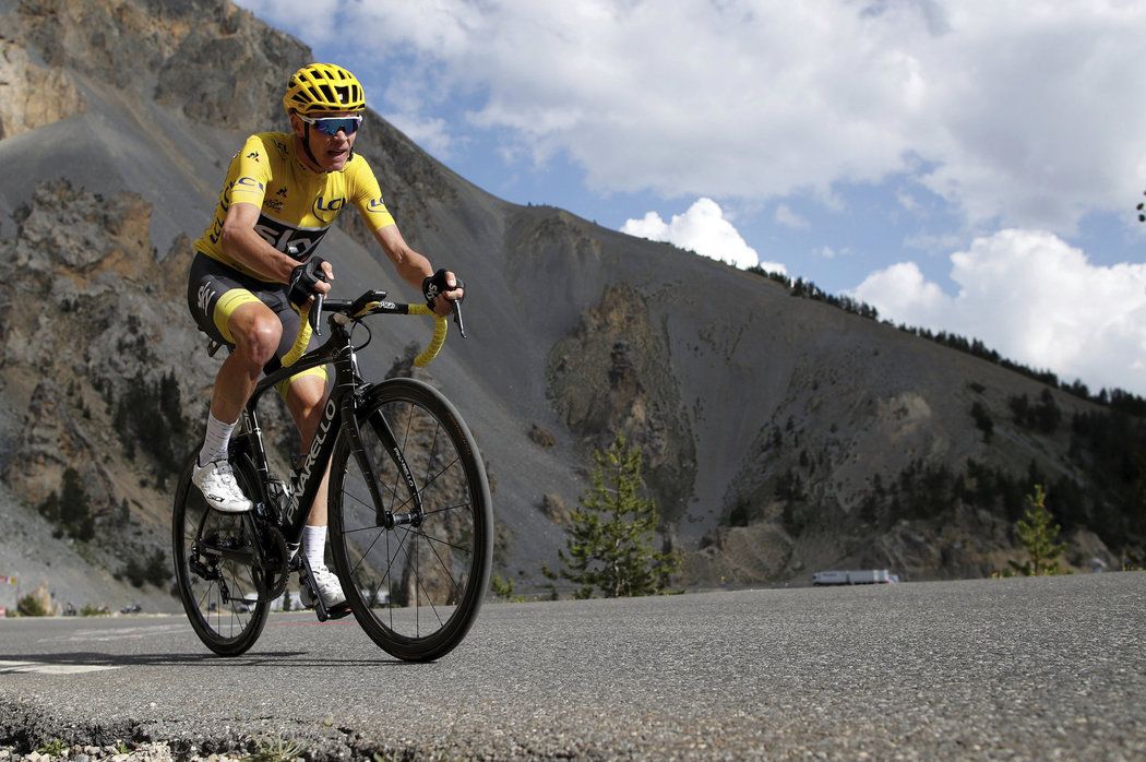 Chris Froome během stoupání na Col d&#39;Izoard