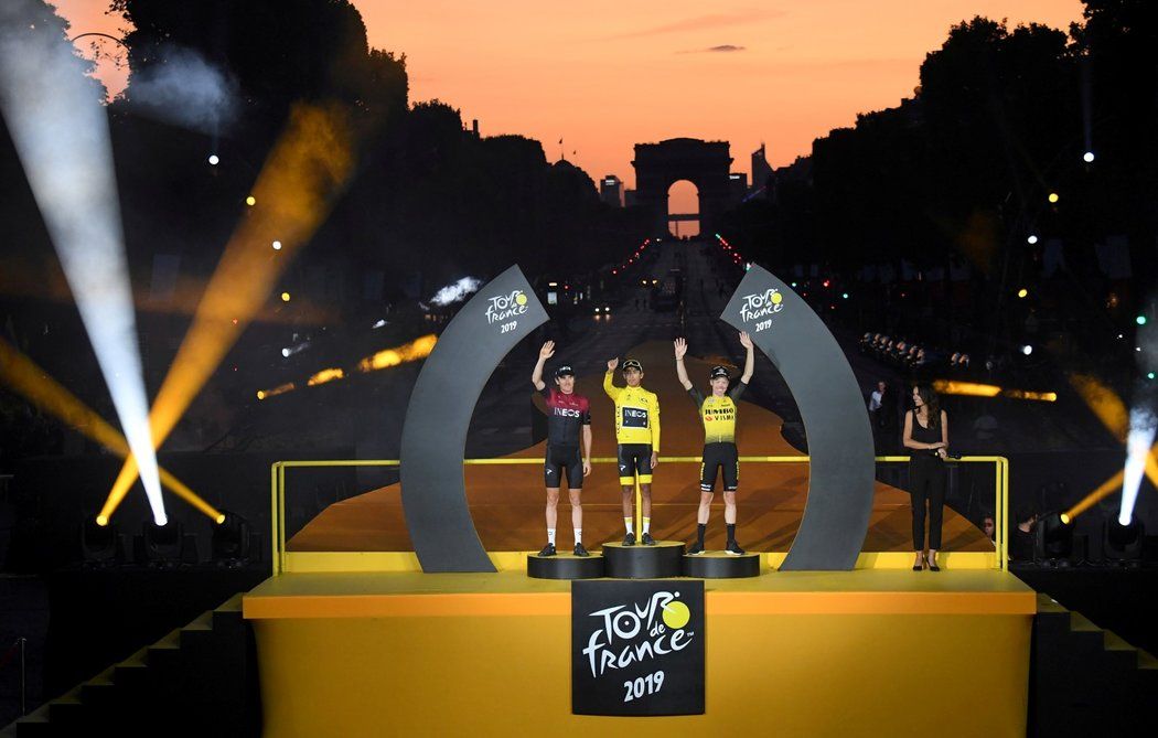 Vítězné pódium pro šampiony Tour de France v roce 2019