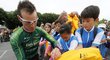 Thomas Voeckler podepisuje triko jednomu z fanoušků Tour de France