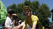 Chris Froome ve žlutém trikotu lídra Tour de France během nedělní etapy.