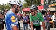 Sprinterská esa! Peter Sagan z týmu BORA-Hansgrohe (v zeleném) a Fernando Gaviria z Quick-Stepu ve společném rozhovoru před startem 7. etapy