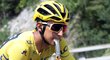 Lídr Tour de France Egan Bernal při náročném výšlapu