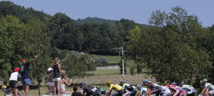 Peloton krátce po startu 9. etapy Tour de France 2013