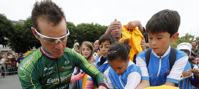 Thomas Voeckler podepisuje triko jednomu z fanoušků Tour de France