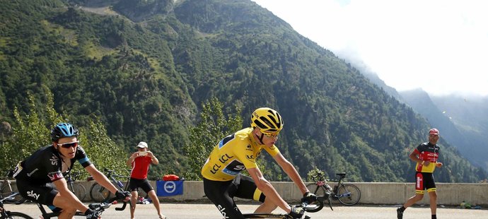 Chris Froome drží žlutý trikot i po 18. etapě
