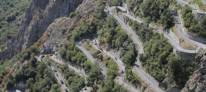 Náročné serpentiny prověřily jezdce v 18. etapě Tour de France