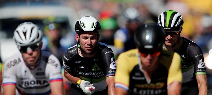 Potlučený jezdec Marc Cavendish (uprostřed) po pádu ve finiši 4. etapy Tour de France