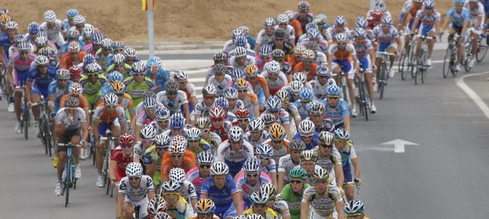 Balík jezdců vyjíždí při šesté etapě Tour de France z kruhového objezdu