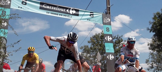 Pádu se v 9. etapě Tour de France nevyhnul ani hlavní favorit Chris Froome