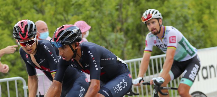Egan Bernal se na Tour de France trápí, za ním v 16. etapě Peter Sagan