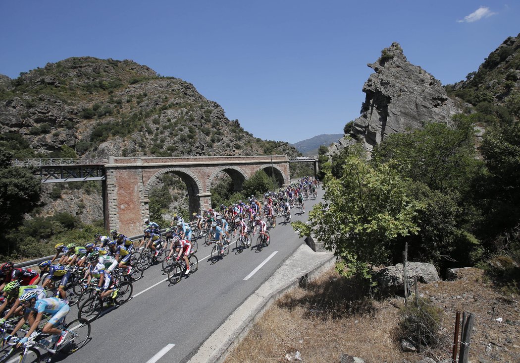 Cyklisté na trati druhé etapy Tour de France z Bastie do Ajaccia