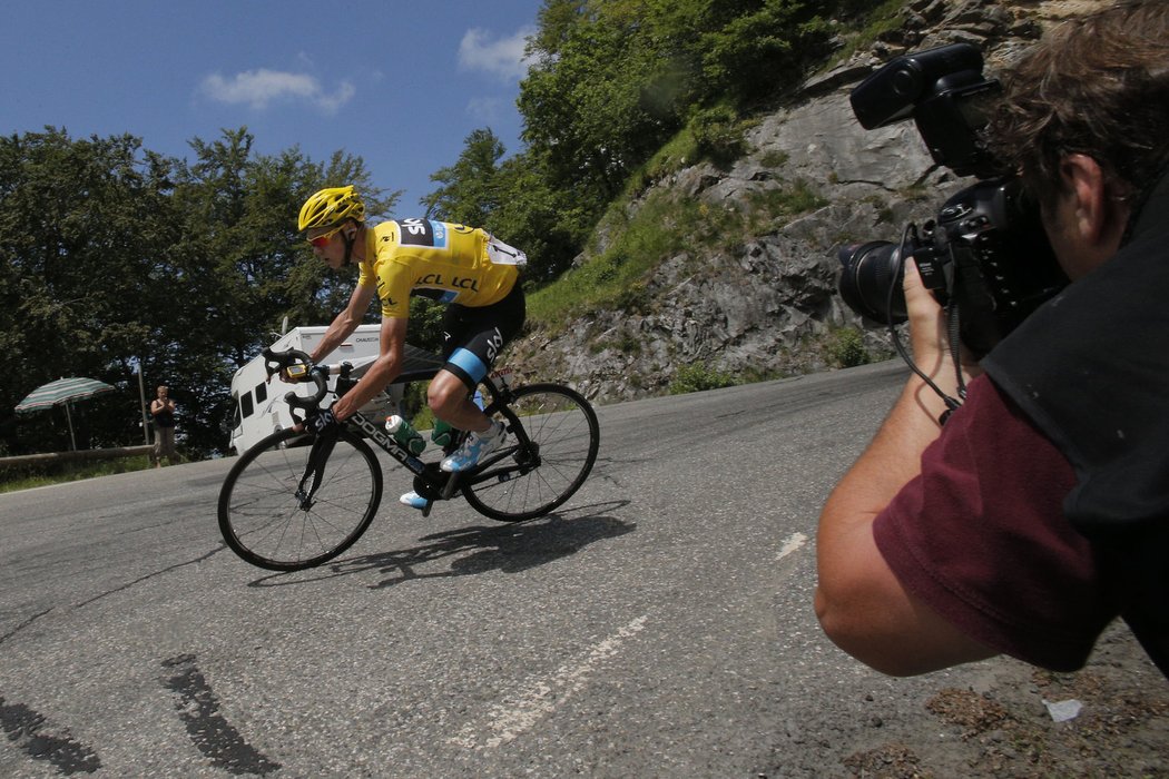 Christopher Froome si udržel žlutý trikot i po deváté etapě