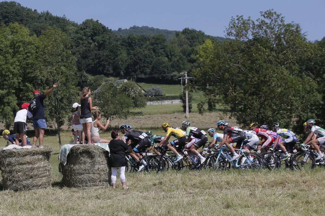 Peloton krátce po startu 9. etapy Tour de France 2013