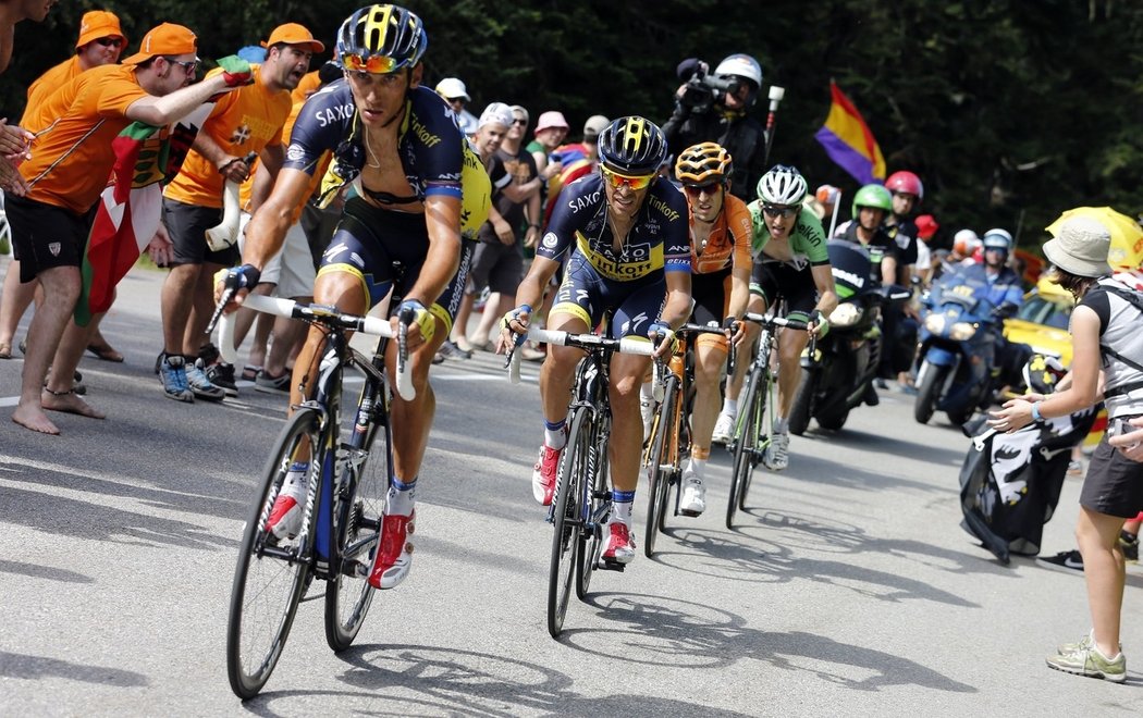 Roman Kreuziger v kopcích pomáhá Contadorovi