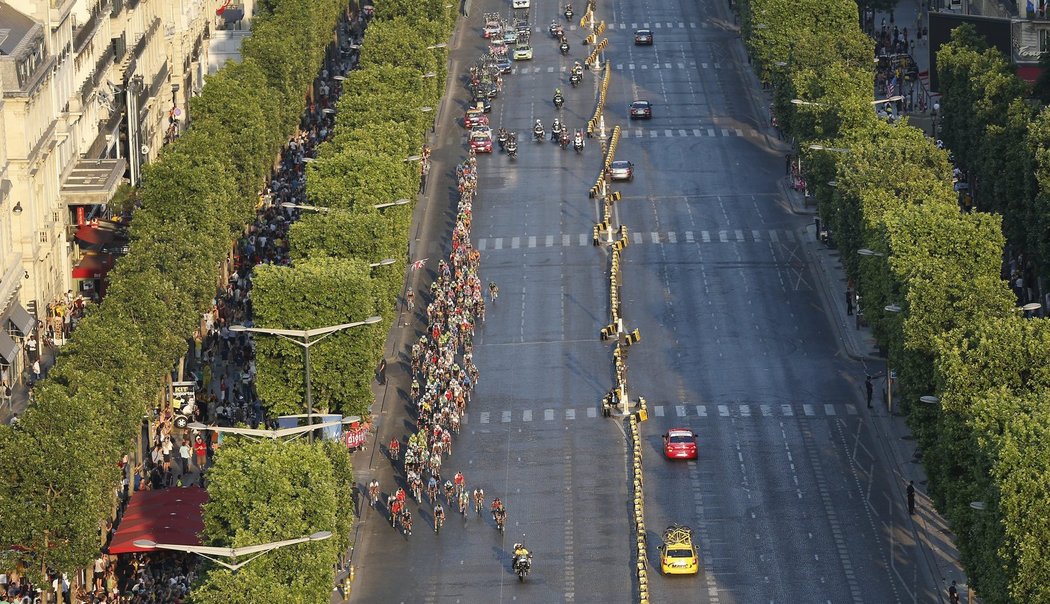 Peloton Tour de France se řítí do cíle