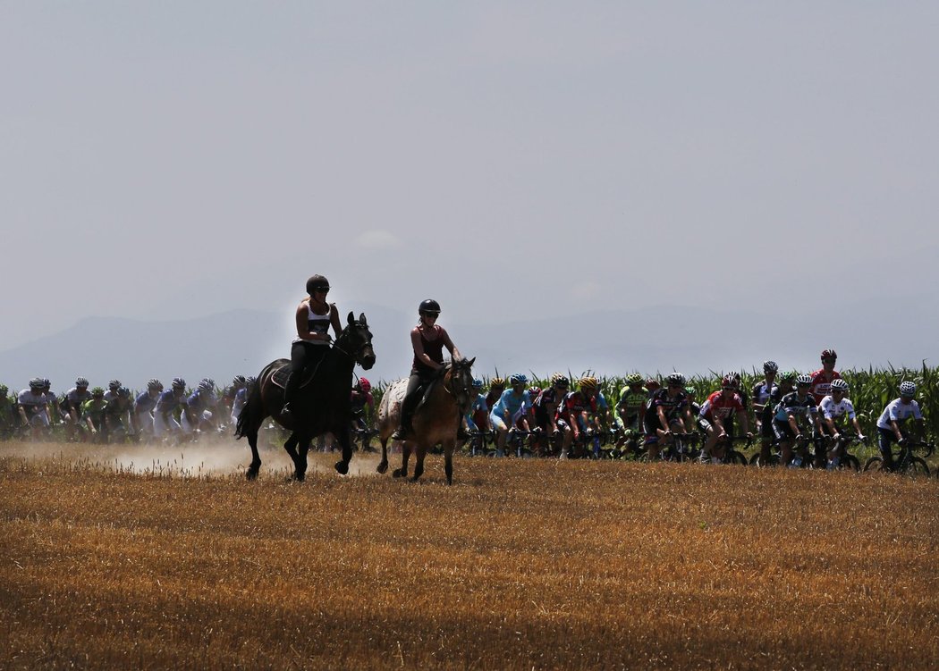 Cyklisty v 10. etapě Tour de France podpořili i koně