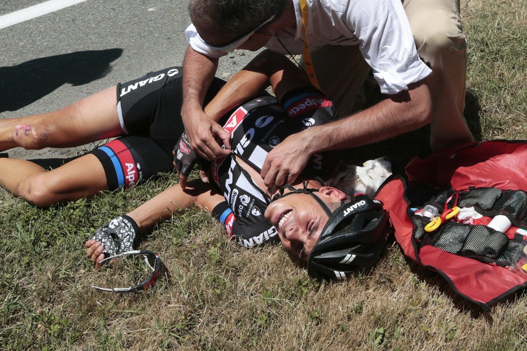 Warren Barguil upadl v 10. etapě Tour de France