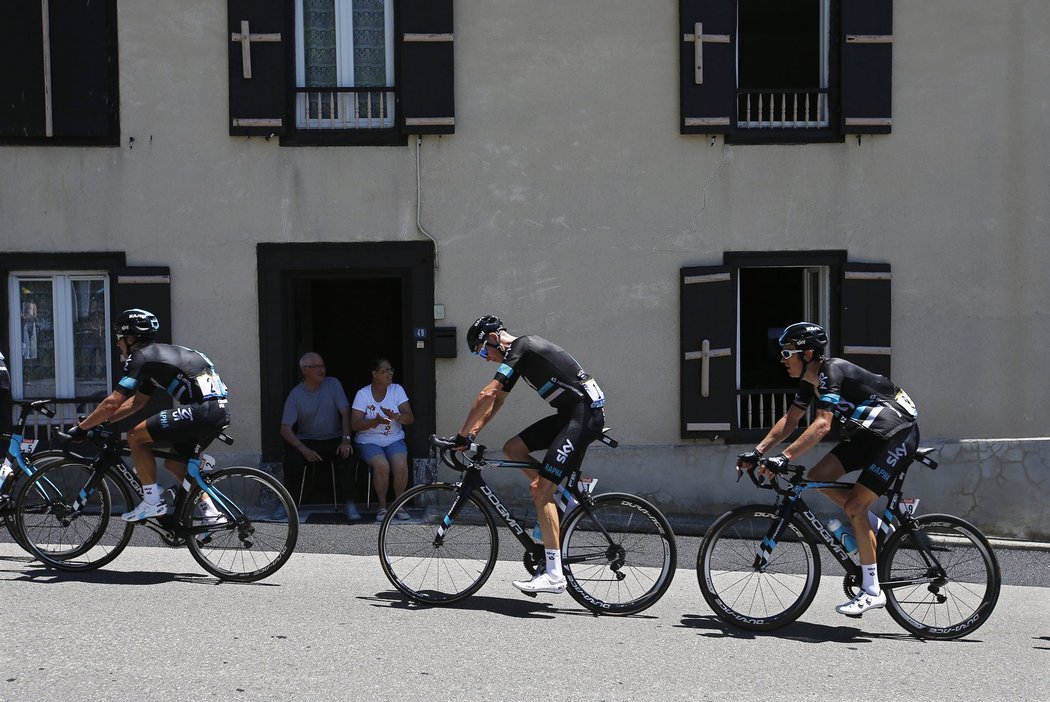 Cyklisté týmu Sky během sobotní etapy Tour de France.