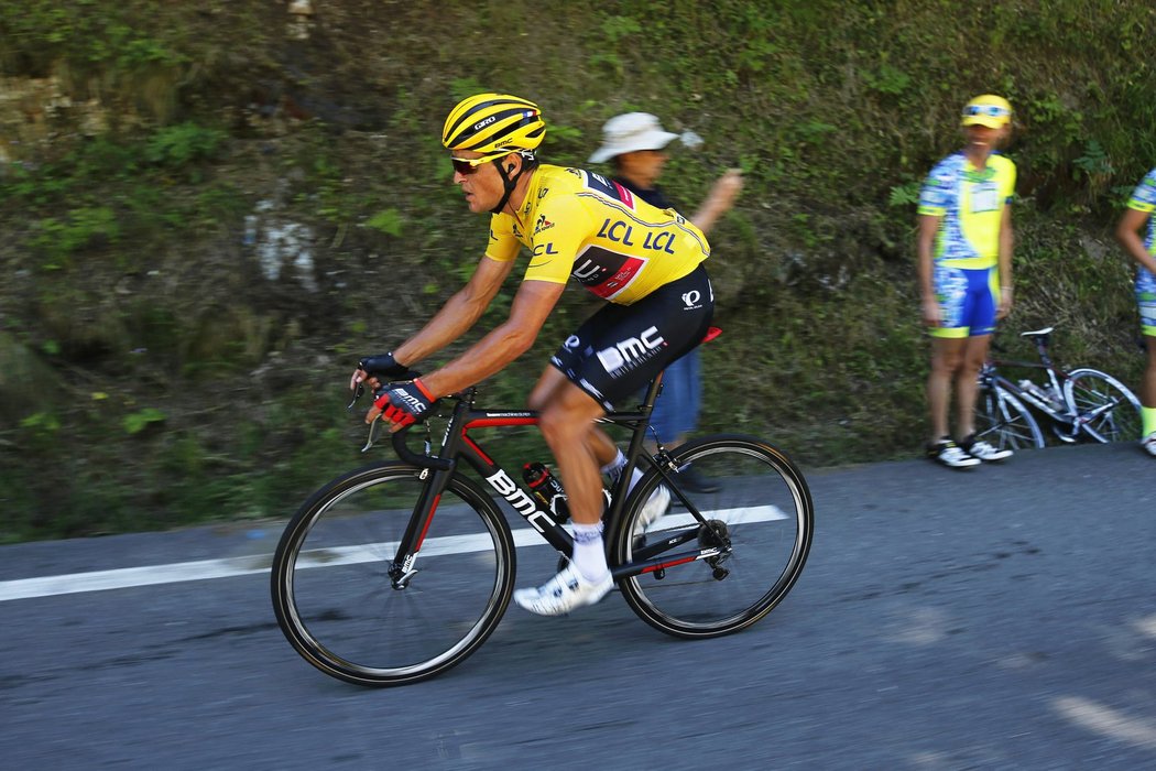 Belgický cyklista Greg Van Avermaet ze stáje BMG jel během sobotní etapy Tour de France ve žlutém.