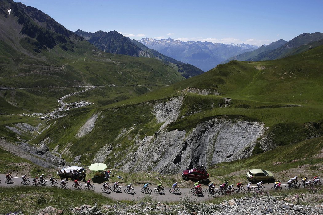 Cyklisté museli i během sobotní etapy slavné Tour de France překonávat kopce.