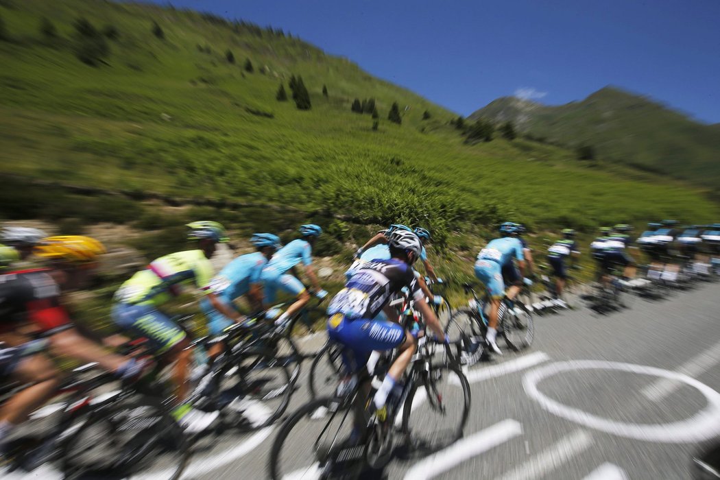 Peloton během sobotní osmé etapy Tour de France.